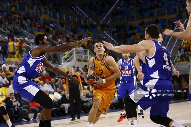 康宁汉姆自投自抢成功，邓罗三分绝平失败，活塞惜败（康宁汉姆补篮得手，邓罗绝平三分偏出，活塞憾负）