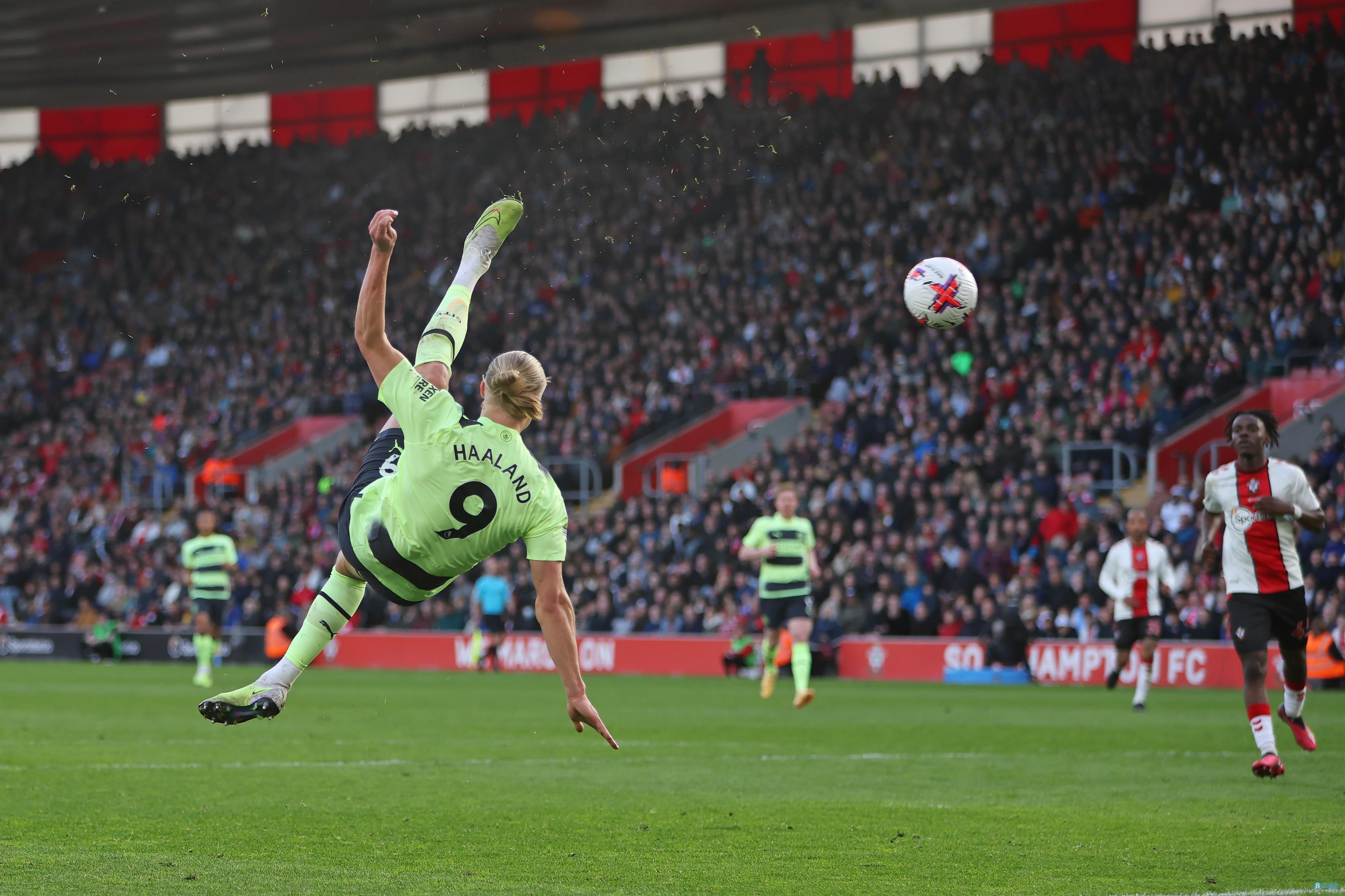 “快乐男孩”名不虚传！巴坎布门前空门不进，自己却跑进球门（巴坎布空门不进反把自己送进球门，快乐本色尽显）