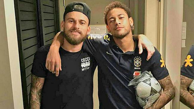 TA：阿莫林会在赛后与球迷合影，并会在其他场合展现出亲和力（TA：阿莫林赛后常与球迷合影，日常亦展露亲和力）