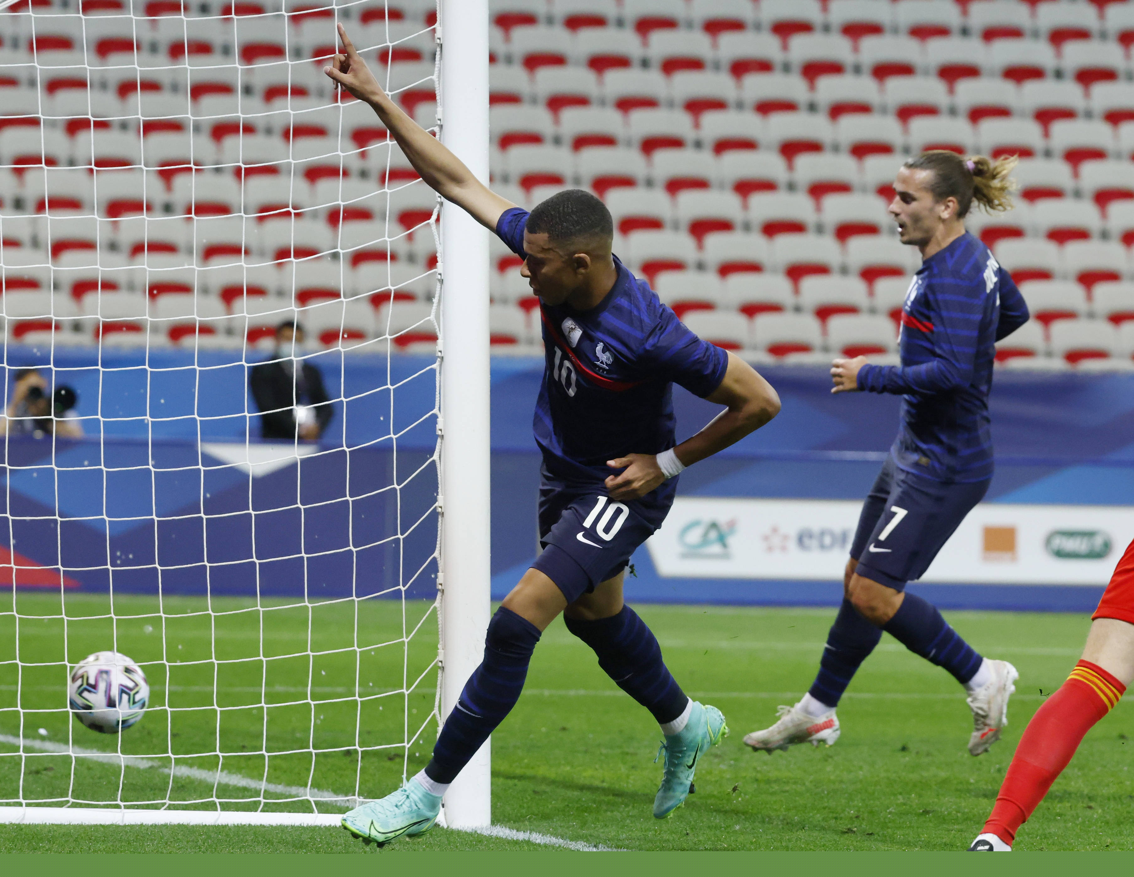 名记：若字母哥养伤期间雄鹿战绩拉胯，双方就走到分手尽头了（知名记者称：若字母哥休养期雄鹿战绩不佳，双方恐将走向分道扬镳）