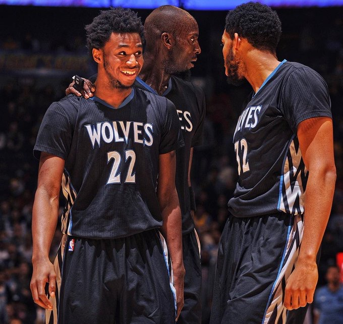 德国世界杯客场球衣实物图：深海军蓝设计+薄荷绿点缀（德国队世界杯客场战袍曝光：深海军蓝主色，薄荷绿点缀）