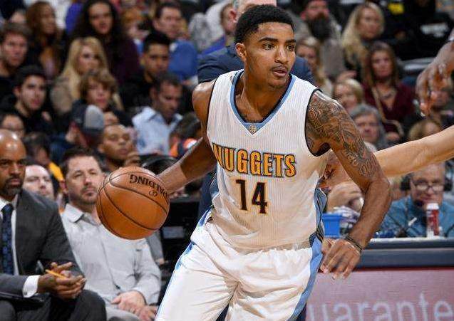 离别的季节，国安球迷合唱《再见》送别年底离队球员（年末告别季，国安球迷齐唱《再见》为离队球员送行）