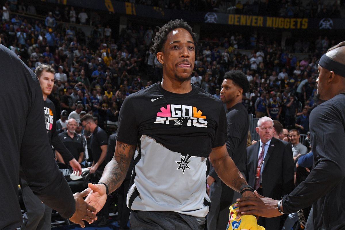 穿鞋致敬克莱？库里打趣：我只是碰巧翻到他的鞋 一试正好合我脚（穿克莱鞋算致敬？库里调侃：随手翻到他的鞋，试穿竟刚好合脚）