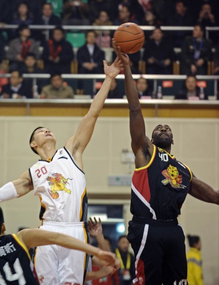 维拉vs阿森纳前瞻：英超前3大战 枪手主力双中卫缺席 谁也难赢（英超前三巅峰战前瞻：维拉对阵阿森纳，枪手双中卫缺阵，恐难分胜负）