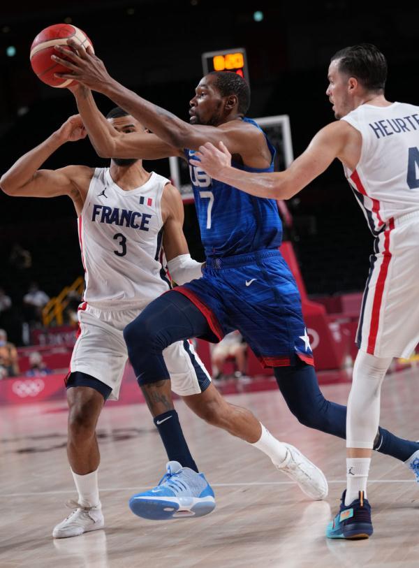 欧冠巅峰对决成主帅保卫战 皇马主场翻身可博胜（欧冠巅峰之战成帅位保卫战 皇马主场有望反弹取胜）