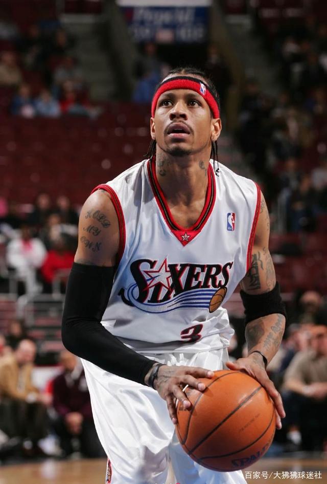 前队友揭秘科比打人事件：讨债100美元突然出拳 发语音道歉哭了（前队友称科比因追讨100美元突然出拳，随后语音道歉并落泪）