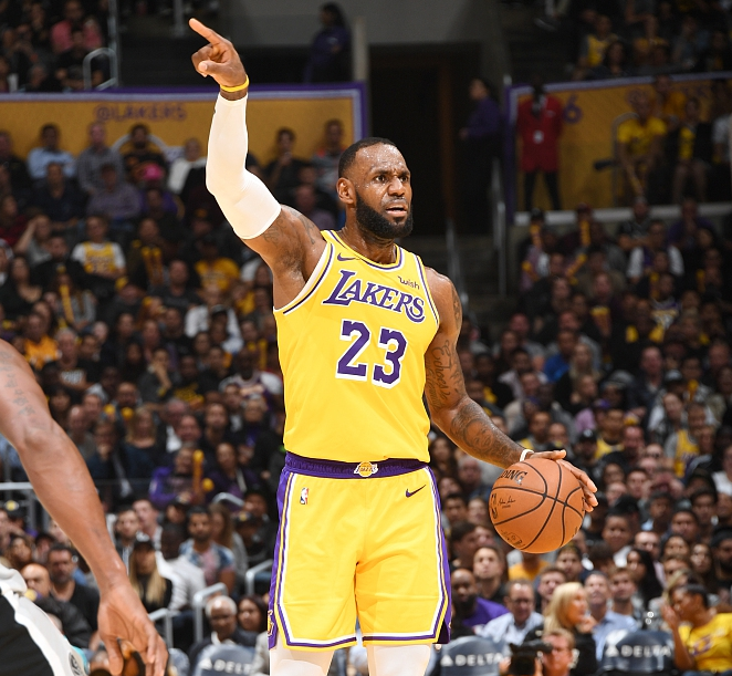 圣诞大战勇士126-116独行侠，库里23分，弗拉格27+6+5，浓眉伤退（圣诞夜勇士126比116击败独行侠：库里23分，弗拉格27+6+5，浓眉伤退）