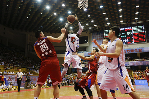 米体：法国电视台取消转播年轻人vs里尔，因前者胸前广告违规（米体：因胸前广告不合规，法国电视台叫停年轻人对阵里尔的转播）