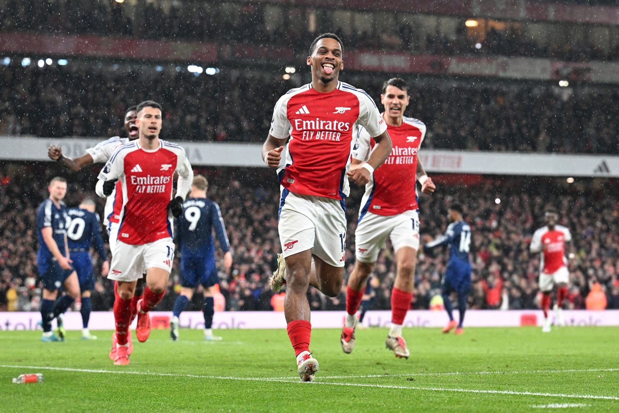 普利希奇平均64分钟进1球，五大联赛进球5+球员中仅次于凯恩（普利希奇每64分钟破门一次，五大联赛5+进球球员中效率仅逊凯恩）