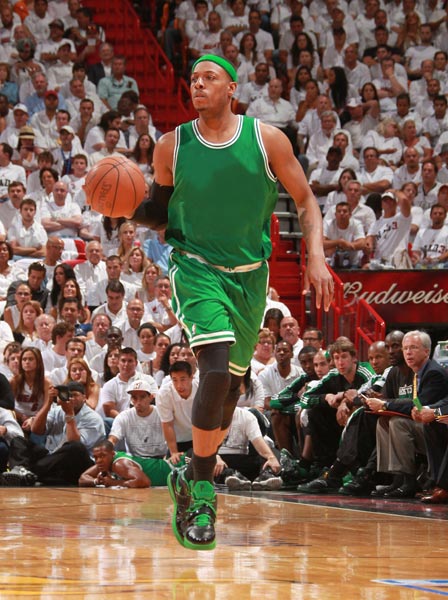 12月6日NBA看点：黄绿大战激情上演，雷霆冲击14连胜（12月6日NBA焦点：湖凯巅峰对决火热上演，雷霆剑指14连胜）