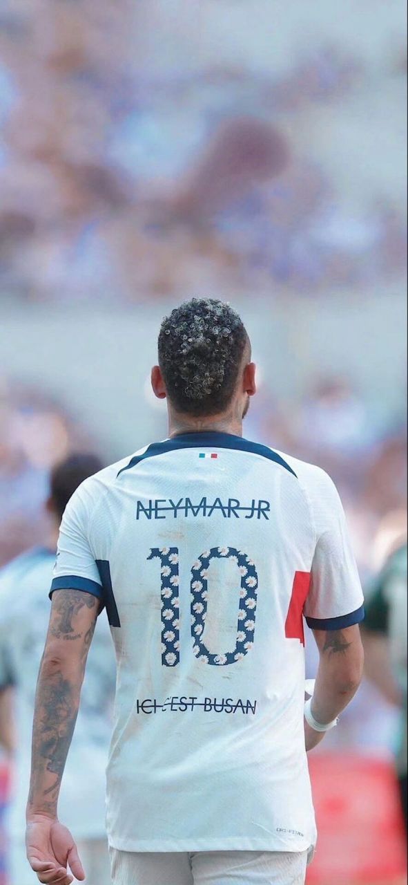 不满判罚，西蒙尼向裁判抗议：你不会给维尼修斯出牌的（西蒙尼不满判罚，质问裁判：为何不向维尼修斯出牌？）